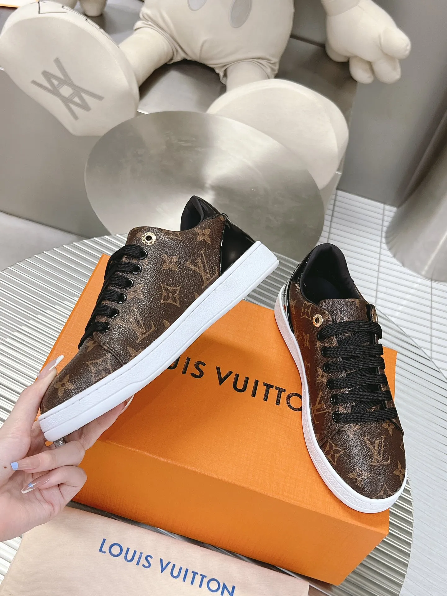 👟👟Ex-factory price 700👟👟 𝙇𝙑 𝟐𝟎𝟐3/𝐒𝐒 𝐧𝐞𝐰 𝐓𝐢𝐦𝐞 𝐨𝐮𝐭# New thick-soled white shoes This collection is so eye-catching, a must-have fashion item! The bright and jumping letter logo design is full of energy, sweet and salty. Continuing the previous heightening version, it is as easy to wear as ever, a sincere work! ! The upper is made of imported silk cowhide, with a delicate texture comparable to the factory price! Lining/foot pads are made of cowhide, durable and wear-resistant. The original molded T👟👟factory price u outsole, the details are consistent with the original. Please distinguish it from cheap products on the market Size: 35-44